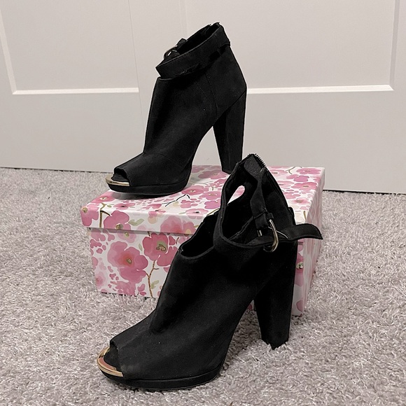 6𝒇𝒐𝒓$50 H&M Peep-toe black suede ankle boots size40(9US) - Picture 3 of 4
